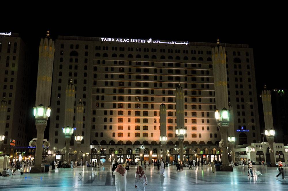 ไทบา อารัค สวีท Medina ภายนอก รูปภาพ The hotel at night