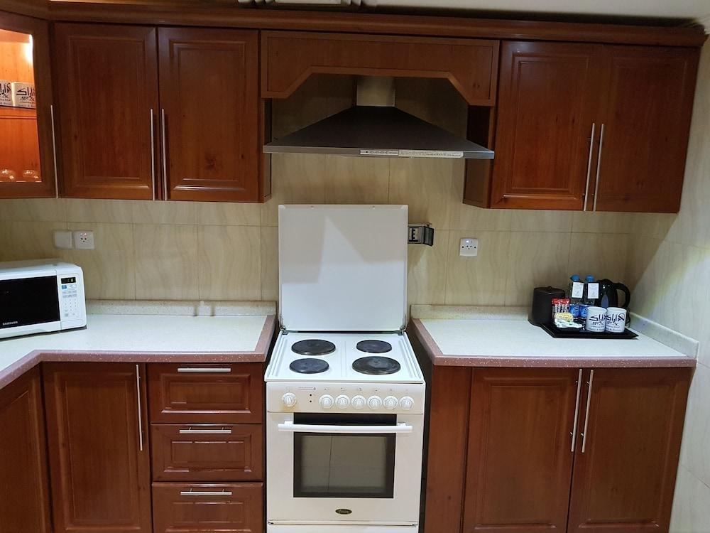 ไทบา อารัค สวีท Medina ภายนอก รูปภาพ A typical kitchen