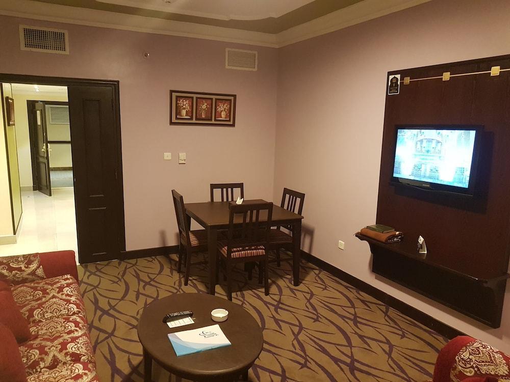 ไทบา อารัค สวีท Medina ภายนอก รูปภาพ A living room in a suite at the hotel