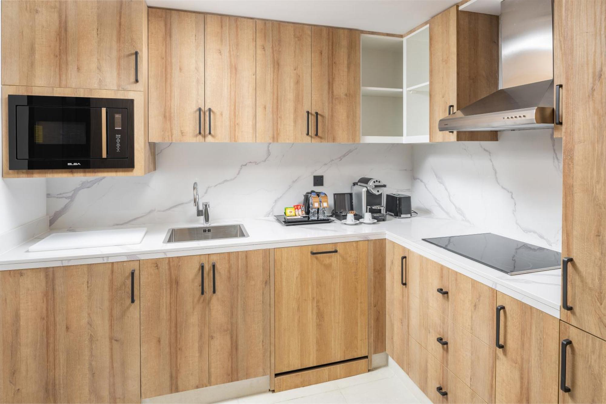 ไทบา อารัค สวีท Medina ภายนอก รูปภาพ A modern kitchen