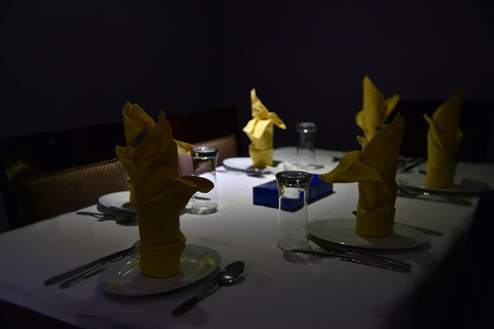 ไทบา อารัค สวีท Medina ภายนอก รูปภาพ A table set for a formal dinner
