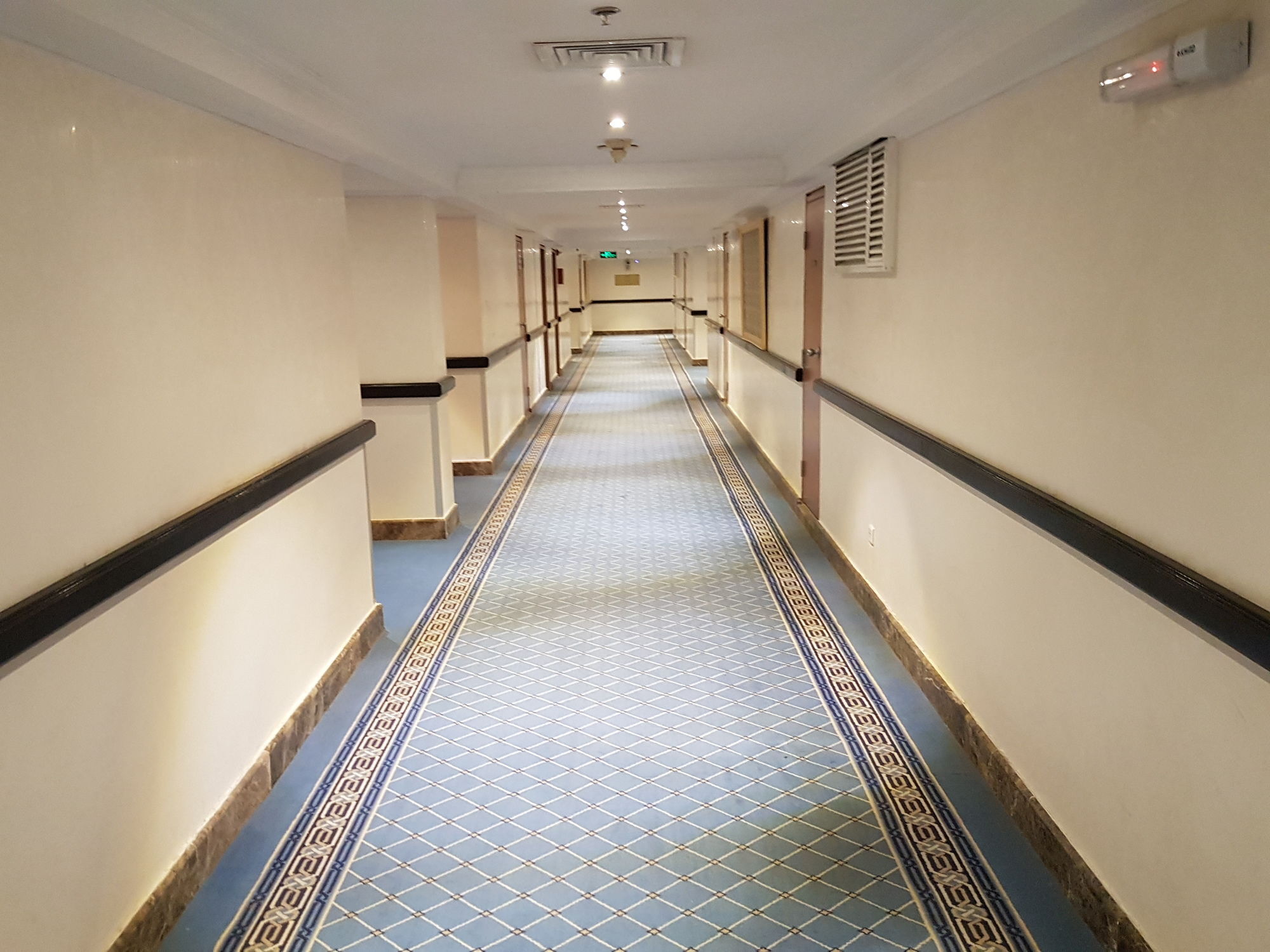 ไทบา อารัค สวีท Medina ภายนอก รูปภาพ A corridor in a hotel