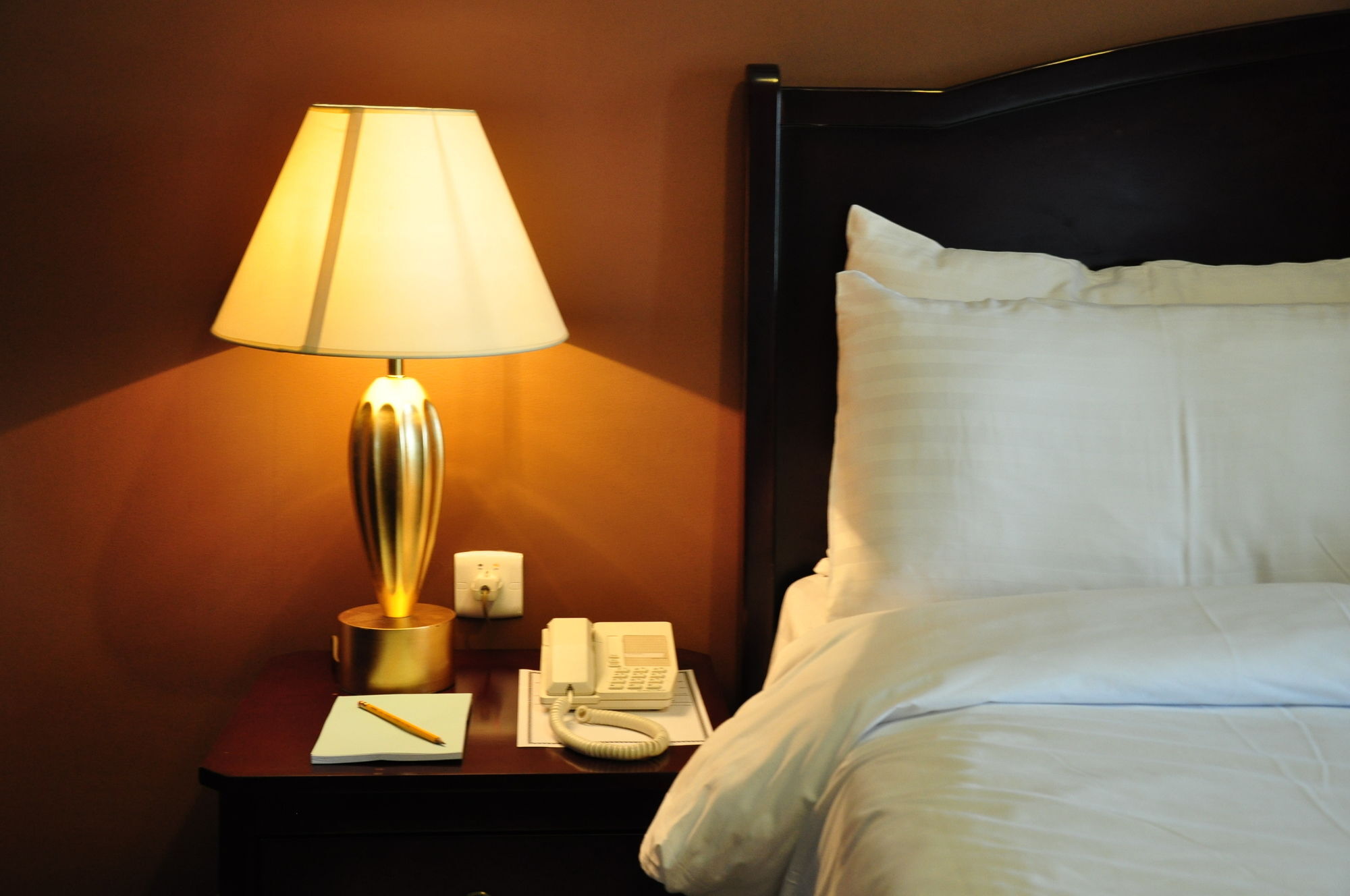 ไทบา อารัค สวีท Medina ภายนอก รูปภาพ A lamp on a bedside table