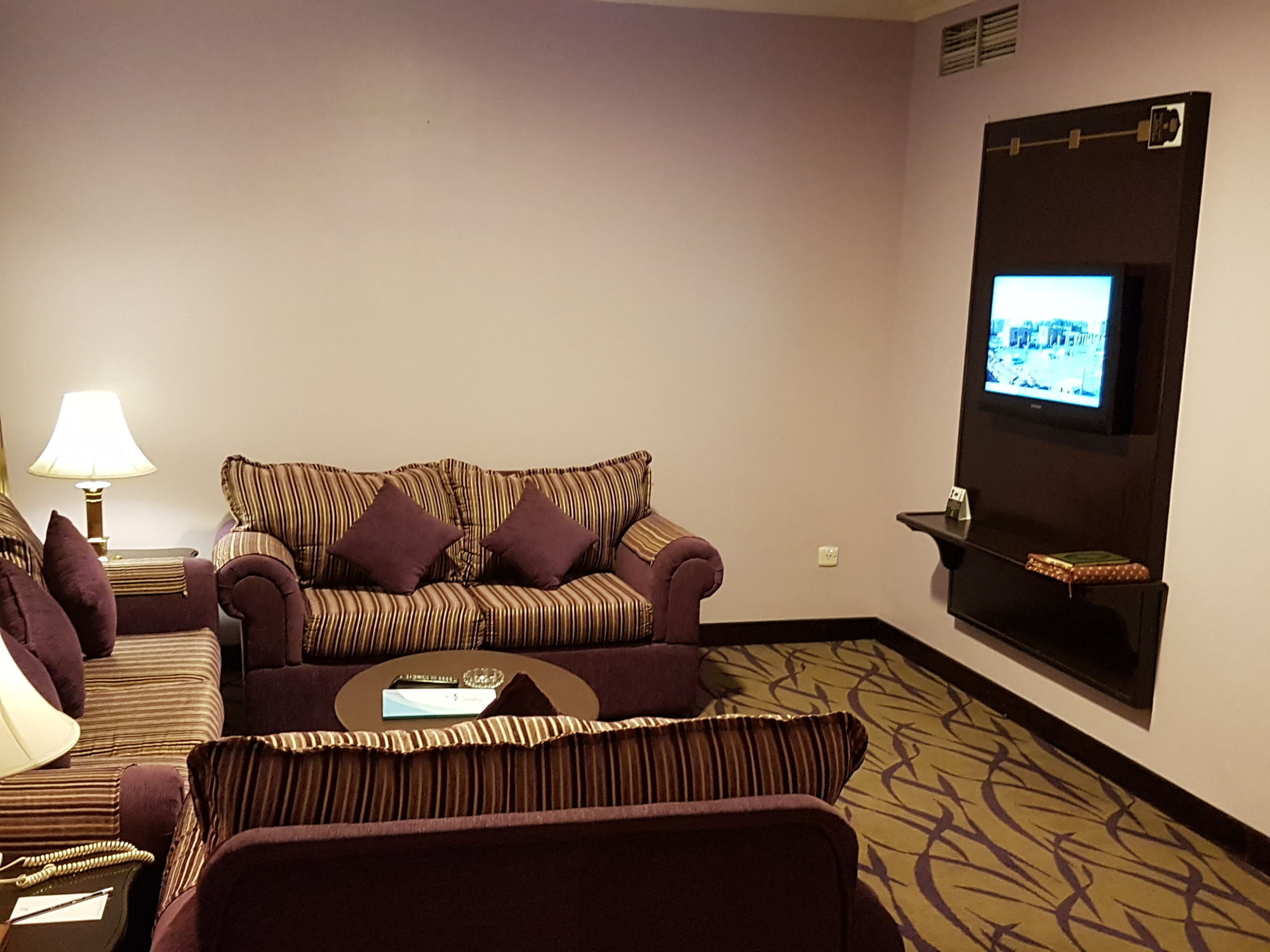 ไทบา อารัค สวีท Medina ภายนอก รูปภาพ A living room in a hotel suite
