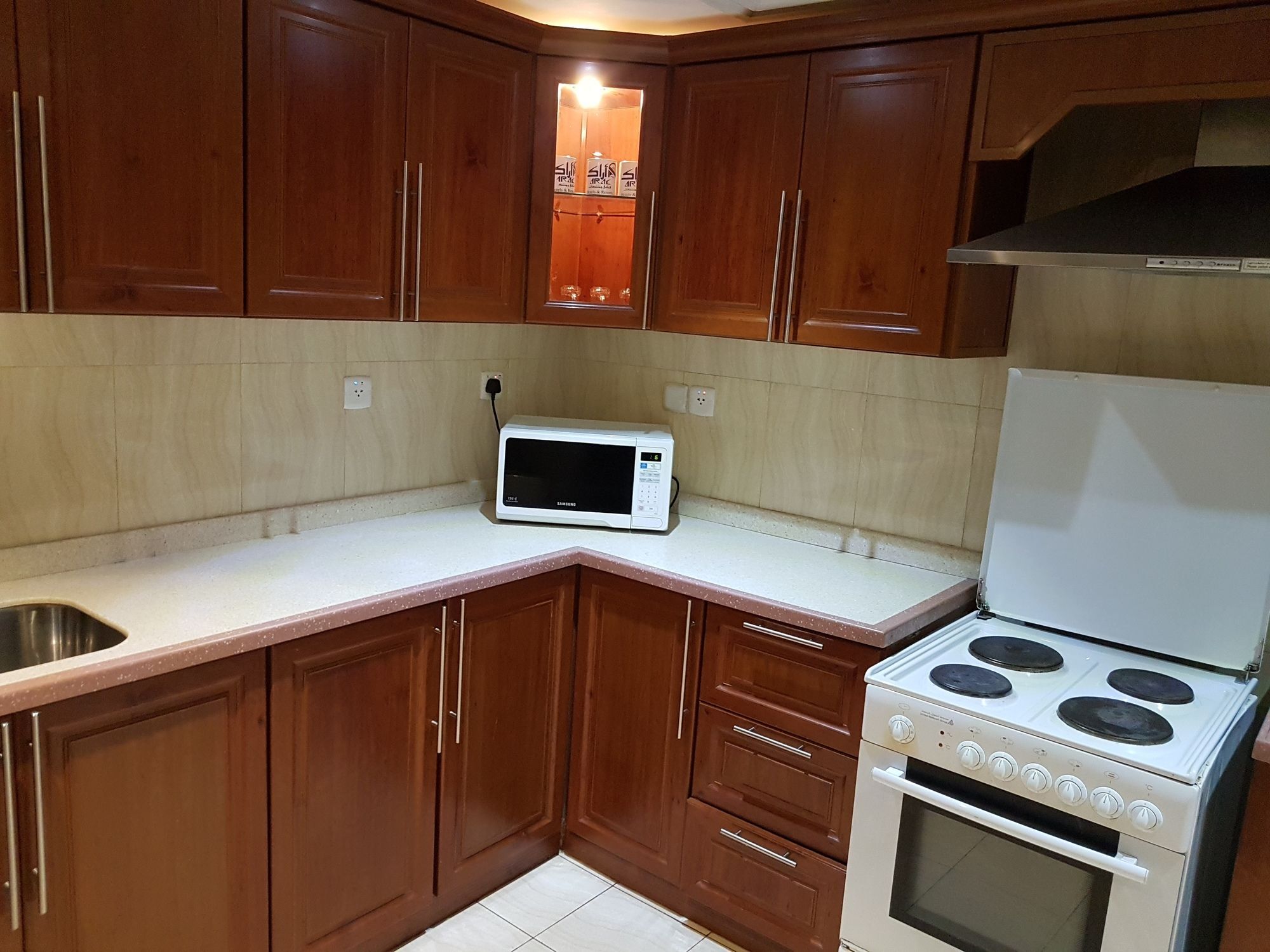 ไทบา อารัค สวีท Medina ภายนอก รูปภาพ A modern kitchen