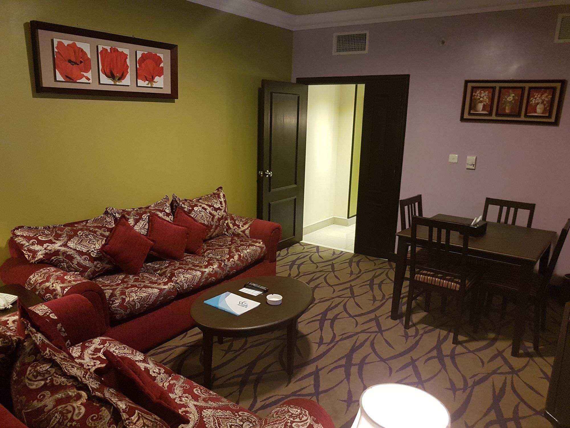 ไทบา อารัค สวีท Medina ภายนอก รูปภาพ Living room of a suite at the MGM Grand