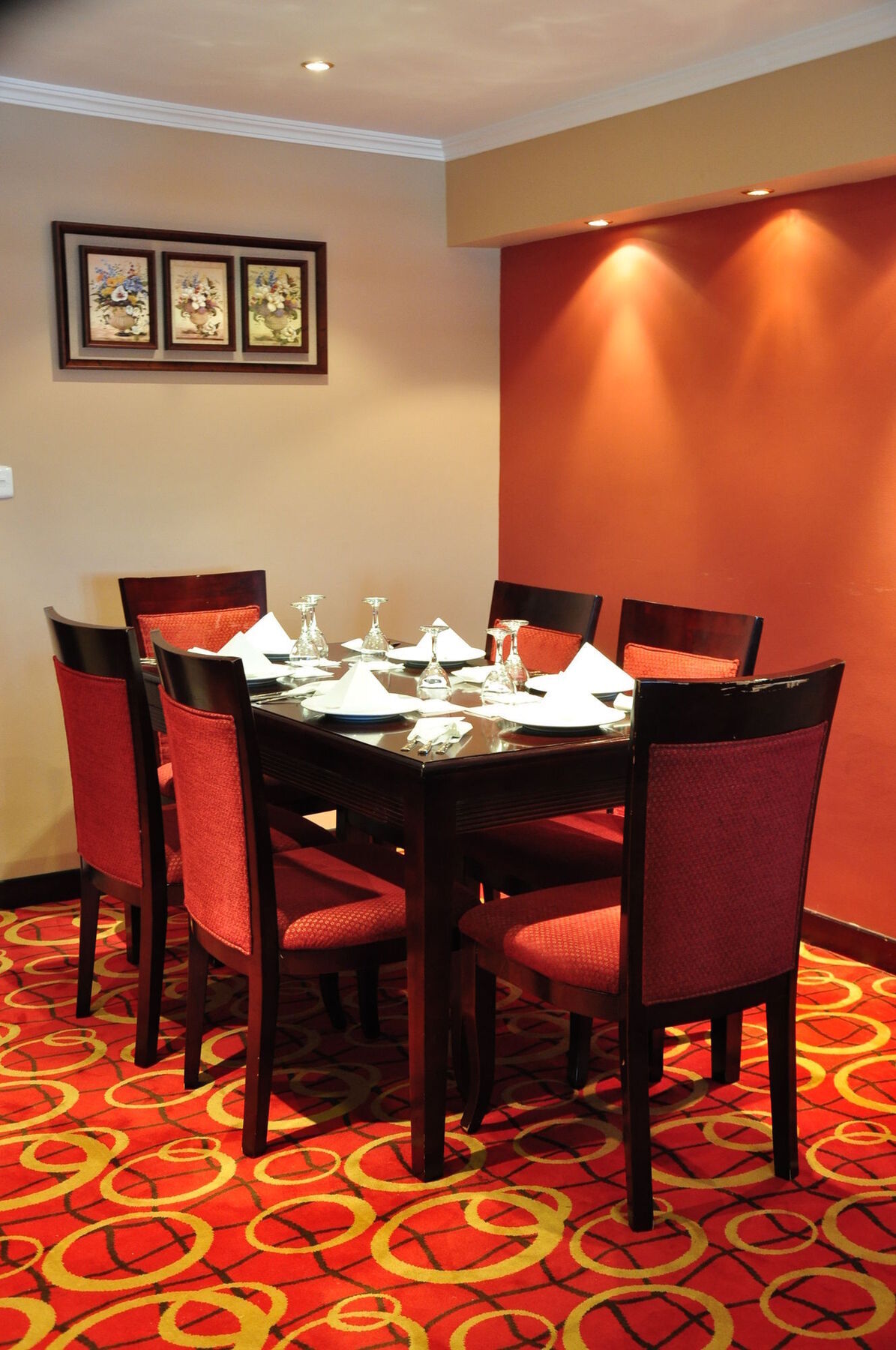 ไทบา อารัค สวีท Medina ภายนอก รูปภาพ A dining table