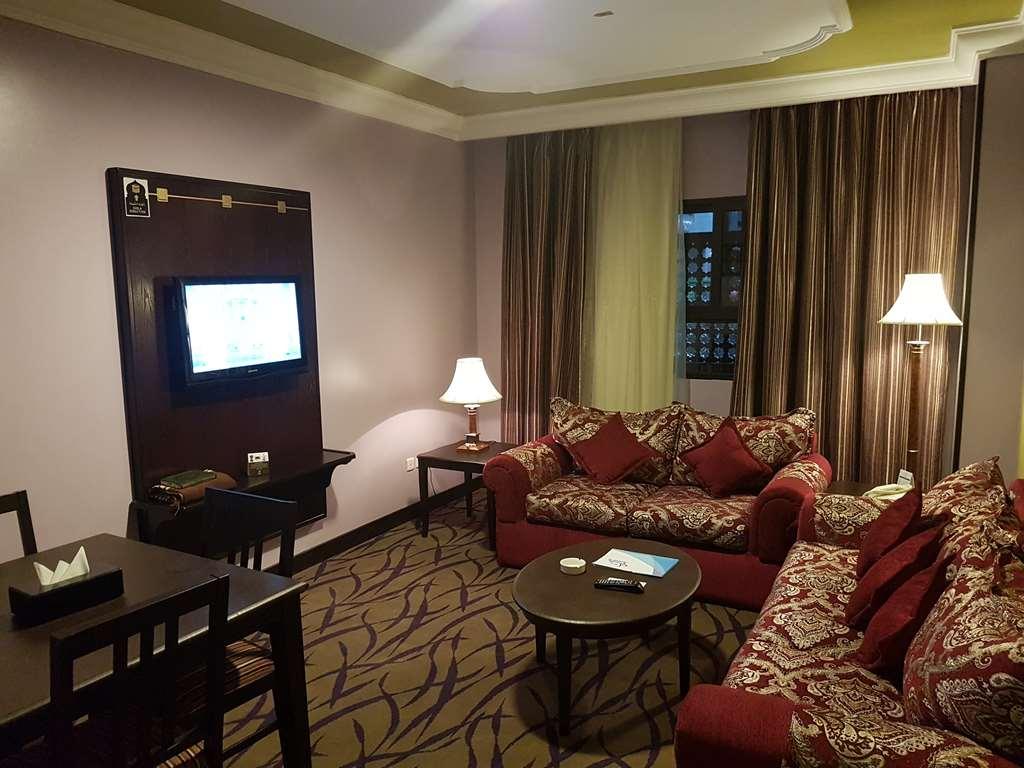 ไทบา อารัค สวีท Medina ห้อง รูปภาพ A living room in a suite at the hotel