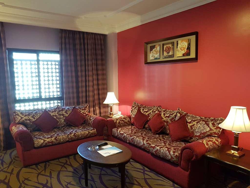 ไทบา อารัค สวีท Medina ห้อง รูปภาพ A living room in a suite at the Grand Hotel